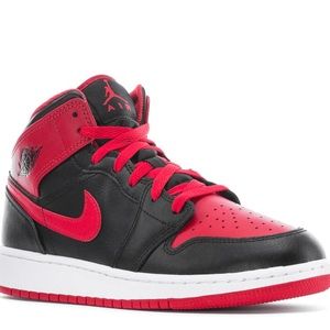 Air Jordan 1 Mid wore few times! Great condition. 4Y (youth)